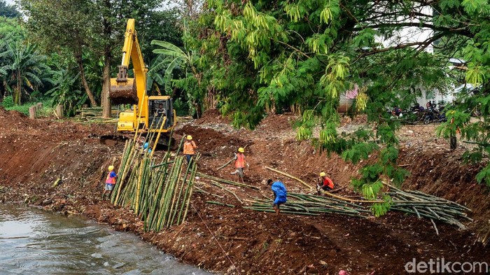 Para pekerja menyelesaikan pekerjaan turap di Kali Pesanggrahan, Tanah Kusir, Jakarta Selatan, Sabtu (27/6/2020). Tampak turap dibangun dengan bilah bambu.