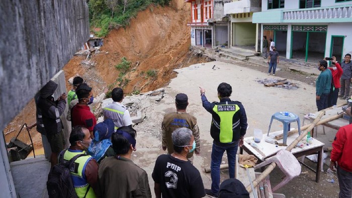 Wakil Gubernur Sulawesi Selatan Andi Sudirman Sulaiman meninjau lokasi bencana longsor di Jalan Trans Sulawesi Palopo-Toraja