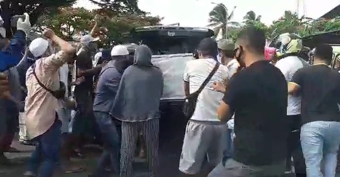Warga yang Sempat Hadang Ambulans dan Paksa Turunkan Peti Jenazah di Ambon (Abbas-detik)