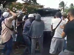Video Peti Jenazah Corona Direbut Warga dari Ambulans di Ambon