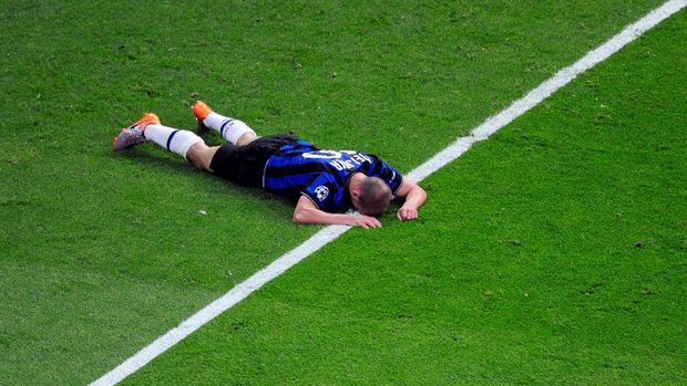 MADRID, SPAIN - MAY 22: Wesley Sneijder of Inter Milan lies on the ground during the UEFA Champions League Final match between FC Bayern Muenchen and Inter Milan at the Estadio Santiago Bernabeu on May 22, 2010 in Madrid, Spain.  (Photo by Jamie McDonald/Getty Images)