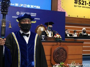 Ratusan Mahasiswa Unair Ikuti Wisuda Online dengan Sakral dan Tetap Haru