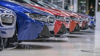 BMW i8 dengan suntikan tenaga listrik itu terjual lebih dari 20.000 unit sejak diluncurkan pada 2014 dan menjadi mobil flasghip BMW di seluruh dunia dan juga Indonesia. Mobil dijual seharga Rp 3.619.000.000 untuk tipe coupe dan Rp 3.989.000.000 untuk tipe roadster. Foto: Christoph Busse/BMW