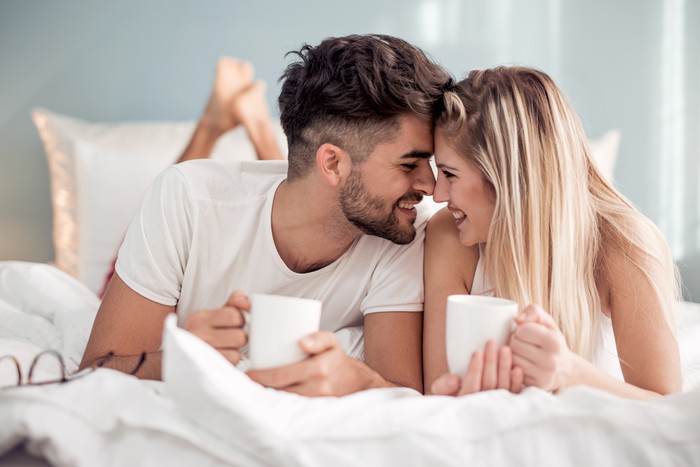 940983330 Ilustrasi hubungan seks suami istri