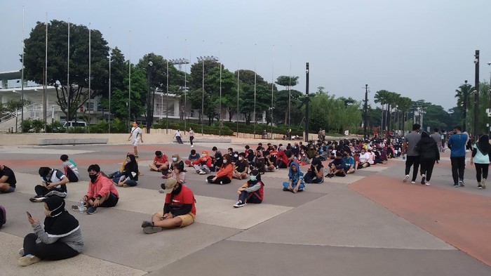 Antrean warga masuk ke ring road Stadion GBK, Jakarta, Minggu (28/6/2020).