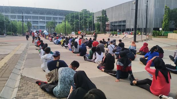 Antrean warga masuk ke ring road Stadion GBK, Minggu (28/6/2020).