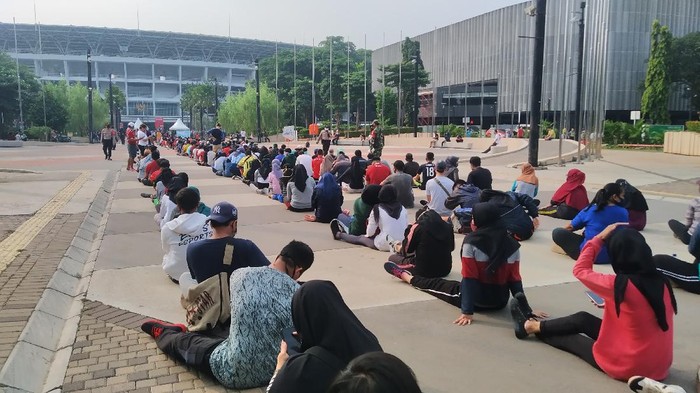 Antrean warga masuk ke ring road Stadion GBK Antrean warga masuk ke ring road Stadion GBK, Minggu (28/6/2020).