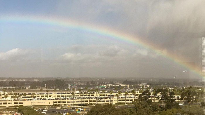 Pesawat mendarat dan lepas landas di Bandara John Wayne, Orange County, California, AS.