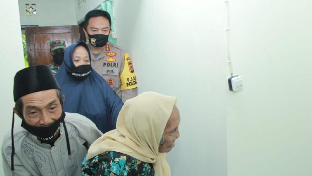 Bantuan untuk Nenek di Lombok Utara