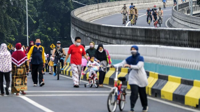 Pemprov DKI menggelar car free day di jalan layang non-tol (JLNT) Antasari, Jakarta Selatan, Minggu (28/6). Warga pun tampak antusias berolahraga di jalan layang tersebut.