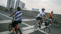 Warga memanfaatkan CFD di JLNT Antasari dengan berolahraga joging hingga bersepeda.