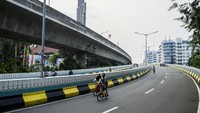 Warga berolahraga saat Hari Bebas Kendaraan Bermotor (HBKB) atau Car Free Day (CFD) di Jalan Layang Non Tol Antarasari, Jakarta, Minggu (28/6/2020).