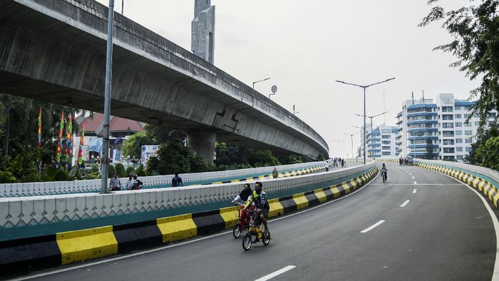 Pemprov DKI menggelar car free day di jalan layang non-tol (JLNT) Antasari, Jakarta Selatan, Minggu (28/6). Warga pun tampak antusias berolahraga di jalan layang tersebut.