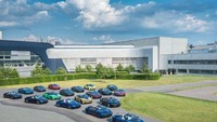 Sebagai ucapan perpisahan, BMW i8 membentuk barisan dengan baluran 18 warna yang cantik di antarnya Austin Yellow, British Racing Green hingga Le Mans Blue. Foto: BMW