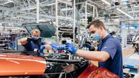 Setiap warna itu merupakan hasil kolaborasi dari keinginan konsumen BMW, yang belum dijual diproduksi sebelumnya. Dengan kata lain 18 unit mobil BMW i8 produksi terakhir itu sudah memiliki tuannya dengan warna unik. Foto: BMW