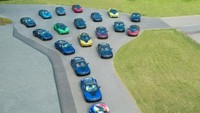 Membentuk iring-iringan yang dipimpin safety car BMW i8 sebagai salam perpisahan. Foto: BMW