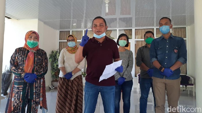 Bupati Tapanuli Tengah Bakhtiar Ahmad Sibarani (tengah).