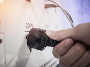 Jangan Pasang Colokan Listrik di Dekat Kasur, Ini Lokasi yang Disarankan