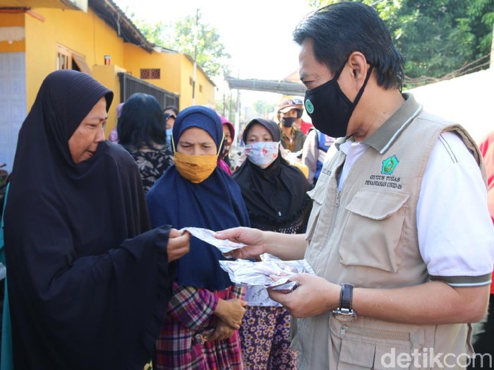Tujuh rumah sakit rujukan pasien COVID-19 di Sidoarjo sudah penuh. Warga diminta tidak euphoria setelah bebas dari PSBB, namun tetap menerapkan protokol kesehatan.