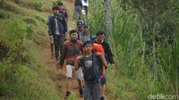 Salah satu objek wisata outdoor yang paling banyak menarik minat wisatawan dari berbagai kalangan dan daerah yakni camping ground Geger Bintang Matahari di kawasan Gunung Putri, Lembang ini.