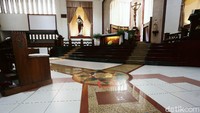 Hanya terlihat beberapa jemaat di dalam gereja tersebut.