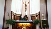 Keputusan belum dibukanya gereja itu untuk menghindari kerumunan orang yang berpotensi menyebarkan virus Corona.