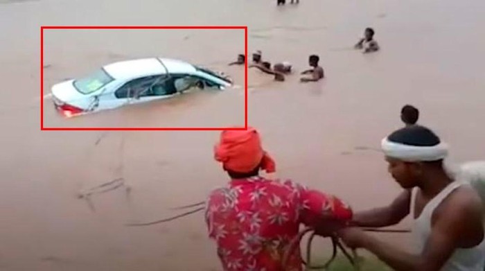 Honda City nyemplung sungai
