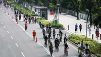 Jalur sepeda dibuka dengan penjagaan petugas. Mereka berjaga di sepanjang jalur yang dilalui pesepeda.