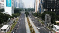 Banyak warga yang berolahraga dengan memanfaatkan trotoar.