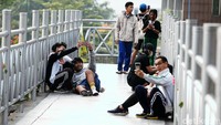 Mereka juga berswafoto dengan temen-teman sebayanya.