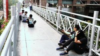 Warga yang datang dari berbagai kalangan. Mereka bergantian untuk mengabadikan pemandangan gedung pencakar langit di Ibukota.