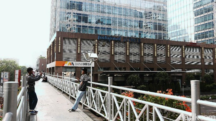 JPO tanpa atap di Jalan Sudirman masih menjadi jujugan warga, Minggu (28/6/2020) Mereka datang untuk berselfie dengan latar belakang gedung-gedung pencakar langit di Ibu Kota.