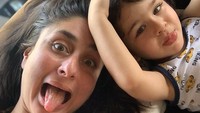 Kareena Kapoor bersama anaknya. Foto: Instagram Kareena Kapoor