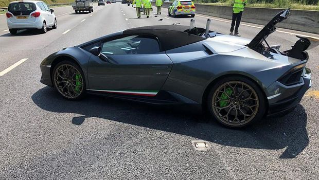 Kecelakaan Lamborghini Huracan Performante di Inggris