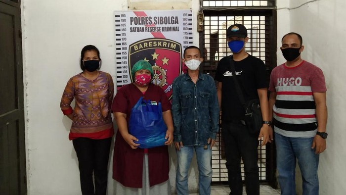 Kedua Tersangka Pemalsuan (Baju Biru dan Merah)