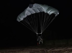 Belasan Marinir Latihan Terjun Tempur Malam di Situbondo