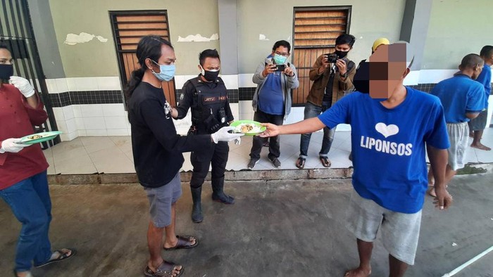 Puluhan warga yang terjaring razia tidak menggunakan masker dan tidak membawa KTP diberi hukuman sosial. Mereka dibawa ke Liponsos Keputih, Surabaya.