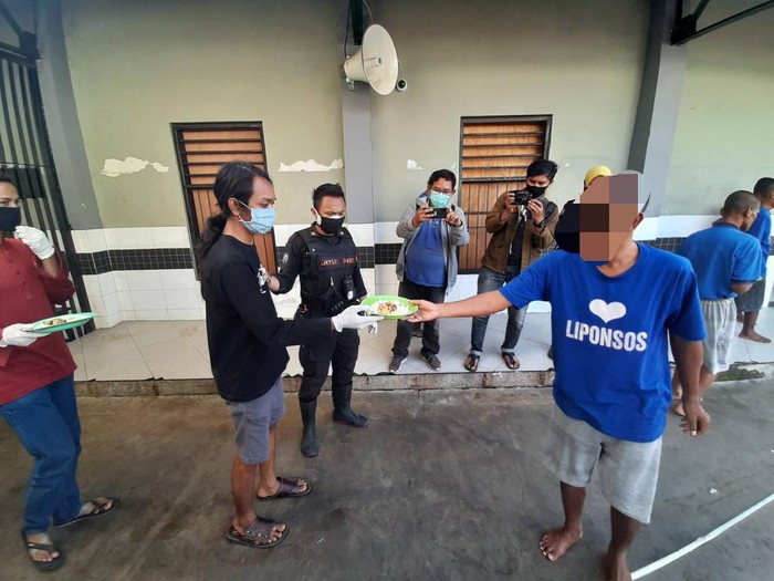 Puluhan warga yang terjaring razia tidak menggunakan masker dan tidak membawa KTP diberi hukuman sosial. Mereka dibawa ke Liponsos Keputih, Surabaya.