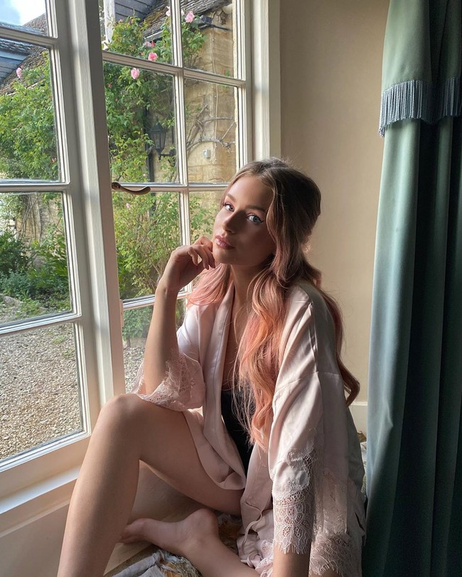 Dia adalah hidup dan jiwa dari setiap acara yang dia hadiri, selalu dengan sebotol alkohol di tangannya kadang dua, kata sumber yang juga mengatakan jika Lottie dulu tipe orang yang suka mencari atensi.Foto: Instagram @lottiemossxo