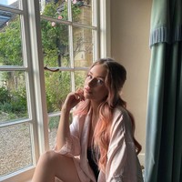 Dia adalah hidup dan jiwa dari setiap acara yang dia hadiri, selalu dengan sebotol alkohol di tangannya kadang dua, kata sumber yang juga mengatakan jika Lottie dulu tipe orang yang suka mencari atensi.Foto: Instagram @lottiemossxo