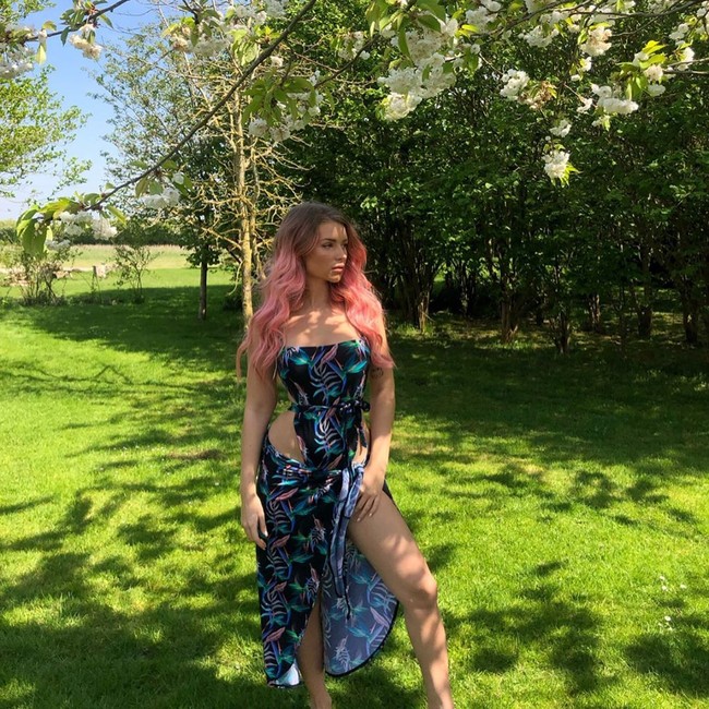 Sejujurnya aku bisa bilang aku tidak pernah lebih baik secara mental. Aku mengalami kesulitan dalam beberapa tahun terakhir dengan diriku sendiri dan kecemasan dan hal-hal lain, sekarang adalah pertama kalinya aku mementingkan diri sendiri dan benar-benar memastikan diriku mendapat yang terbaik dalam hidup dan benar-benar merasa jadi versi terbaik dan paling jujur dari diri sendiri. Dan aku menyukai dia! tulisnya.Foto: Instagram @lottiemossxo