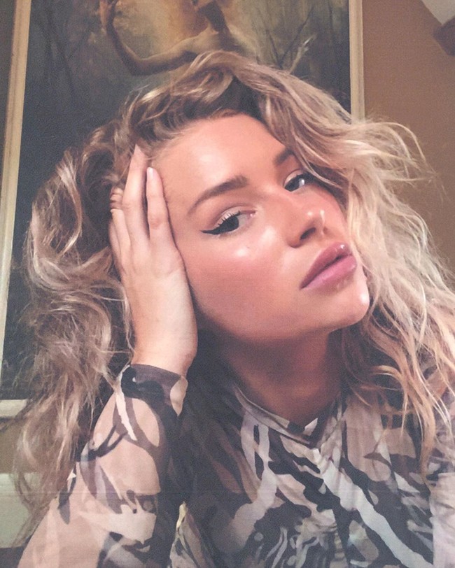 Hal tersebut diungkapkan Lottie dalam unggahan Instagram-nya baru-baru ini. Wanita 22 tahun itu mengaku lockdown membuatnya jadi versi terbaik dari dirinya sendiri. Foto: Instagram @lottiemossxo