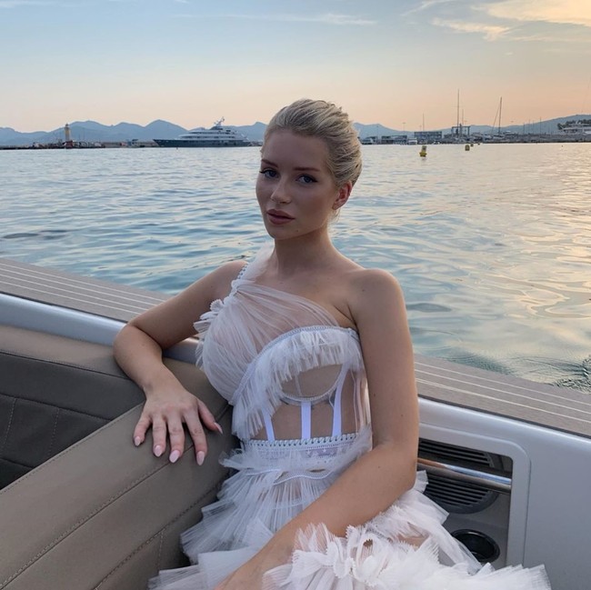 Kini Lottie Moss mengaku menginvestasikan diri dengan hal-hal baik. Aku siap untuk menjadi lebih baik untuk keluargaku, teman-temanku, dan diriku sendiri. Aku harap orang lain mengambil waktu ini untuk merefleksi diri dan mencari tahu siapa dan di mana kamu ingin hidup, tuturnya. Foto: Instagram @lottiemossxo