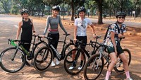 Ia pun mengaku jika ini kali pertamanya mencoba roadbike dengan merek Cervelo yang dibandrol mulai dari Rp 34 juta hingga Rp 172 juta untuk tipe tertentu. Foto: Instagram Luna Maya