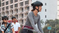 Tak hanya Gisel, Luna Maya juga menikmati gowes bareng sahabatnya seperti Sigi Wimala. Foto: Instagram Luna Maya