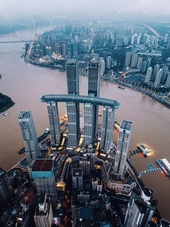 Megahnya Jembatan Raksasa yang Hubungkan 4 Gedung Pencakar Langit Jembatan raksasa ini namanya Crystal Skybridge. Dia menghubungkan empat gedung pencakar langit setinggi 250 meter. Berikut penampakannya.