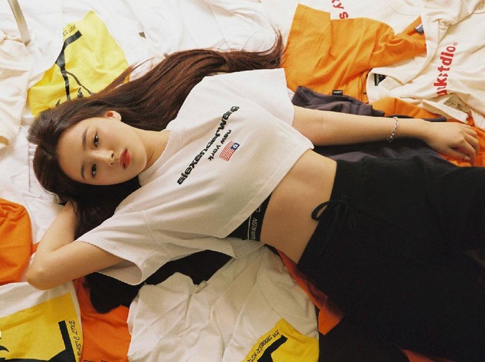 Nancy MOMOLAND pose tiduran