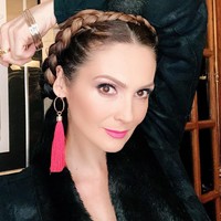 Beberapa waktu lalu ia pun bikin heboh netizen karena videonya di TikTok. Meski sudah berusia matang, ternyata Tante Rambut Palsu masih cantik dan kekinian. Foto: Instagram @norasalinastv