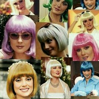 Peran Nora Salinas dalam Carita de Angel memang ikonik karena ia selalu pakai wig dengan warna yang berbeda-beda di setiap kesempatan. Nora pun sebenarnya memerankan karakter bernama Estefanía Larios de Gamboa. Foto: Instagram @norasalinastv