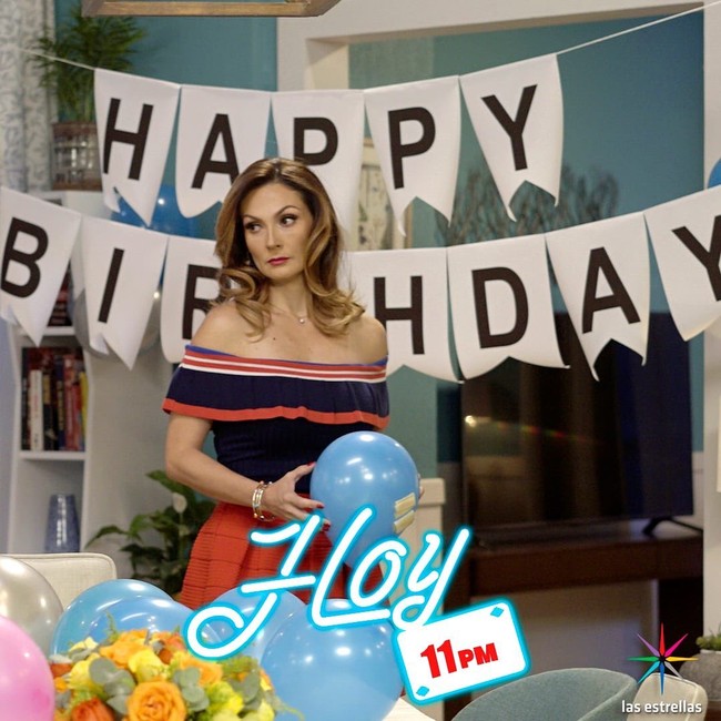 Nora Salinas sempat dikabarkan adalah seorang transgender. Namun rumor itu terbukti salah ketika ia melahirkan anak pada 2002. Wanitatersebut  telah menikah dua kali itu pun punya dua orang anak. Foto: Instagram @norasalinastv